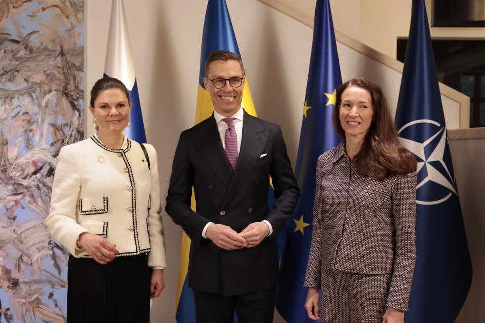 Victoria Diskuterar Försvar i Finland
