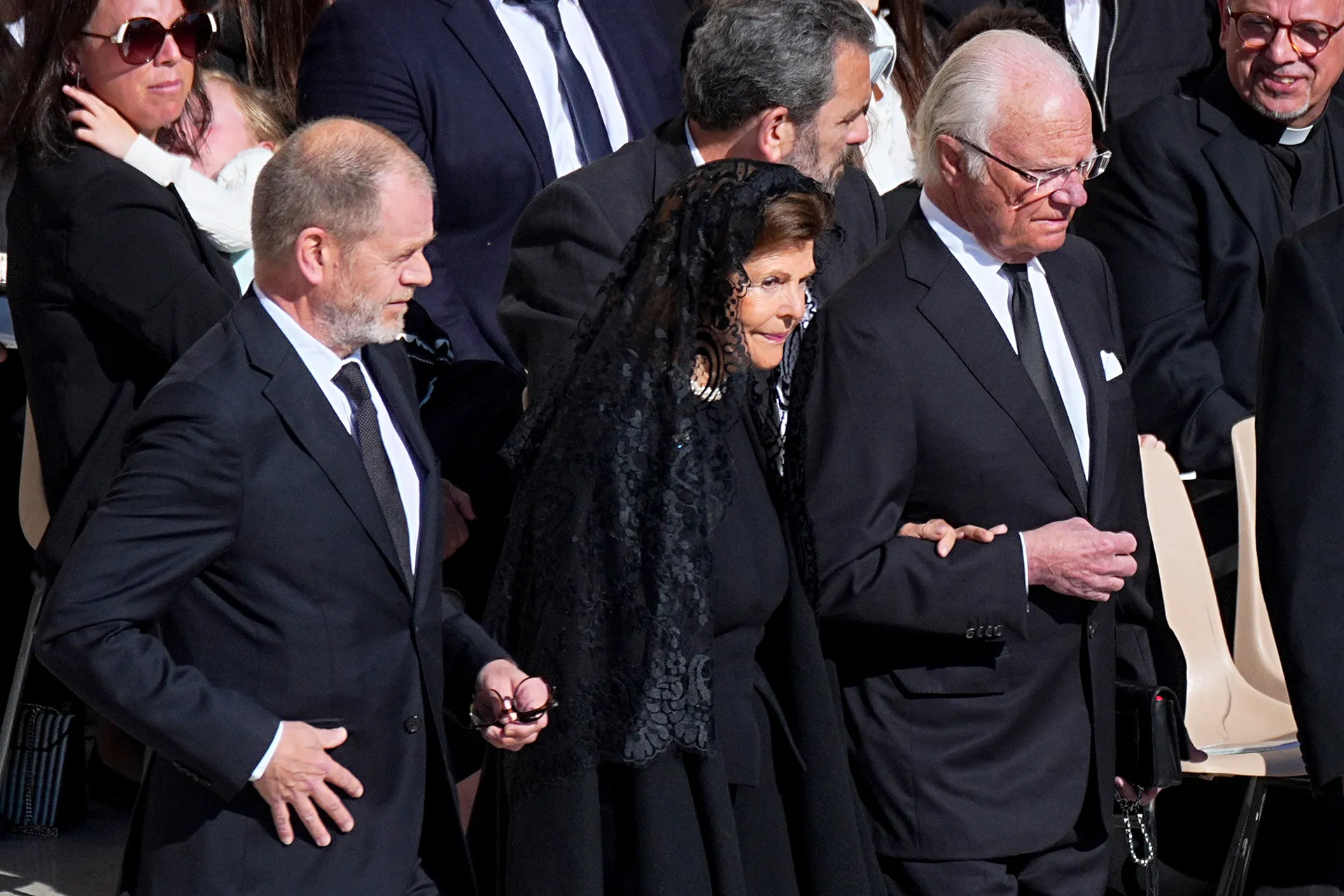 Prins William leder hyllningen vid påven Franciskus begravning i Vatikanen.