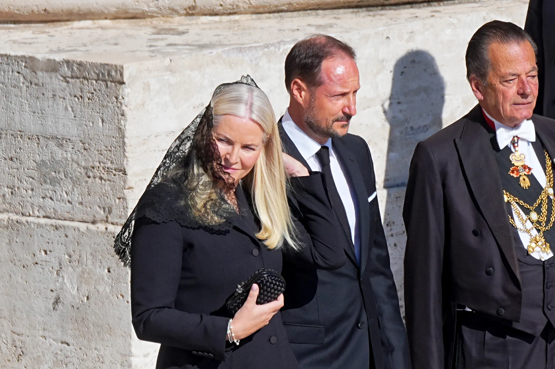 Prins William leder hyllningen vid påven Franciskus begravning i Vatikanen.