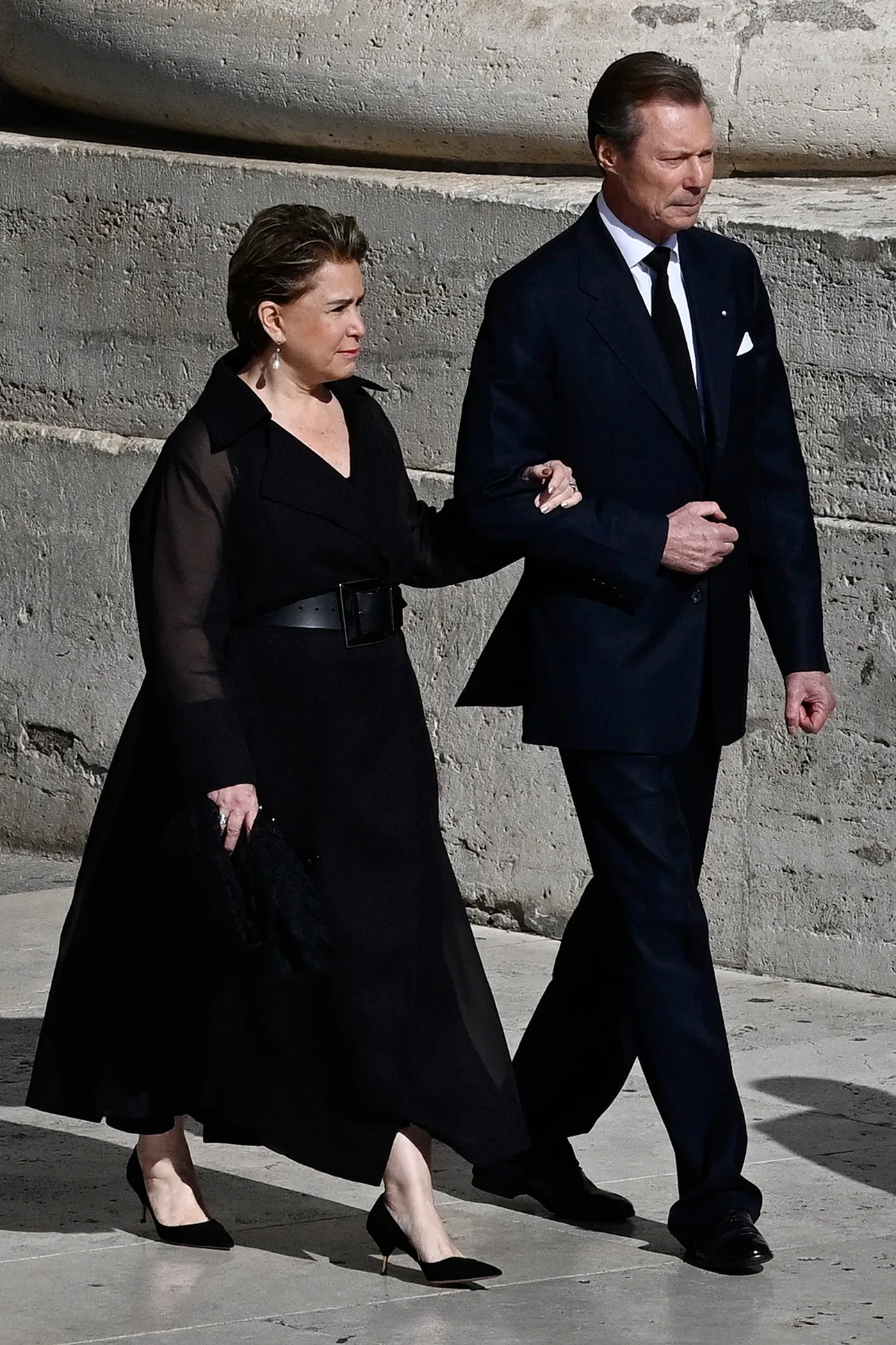 Prins William leder hyllningen vid påven Franciskus begravning i Vatikanen.