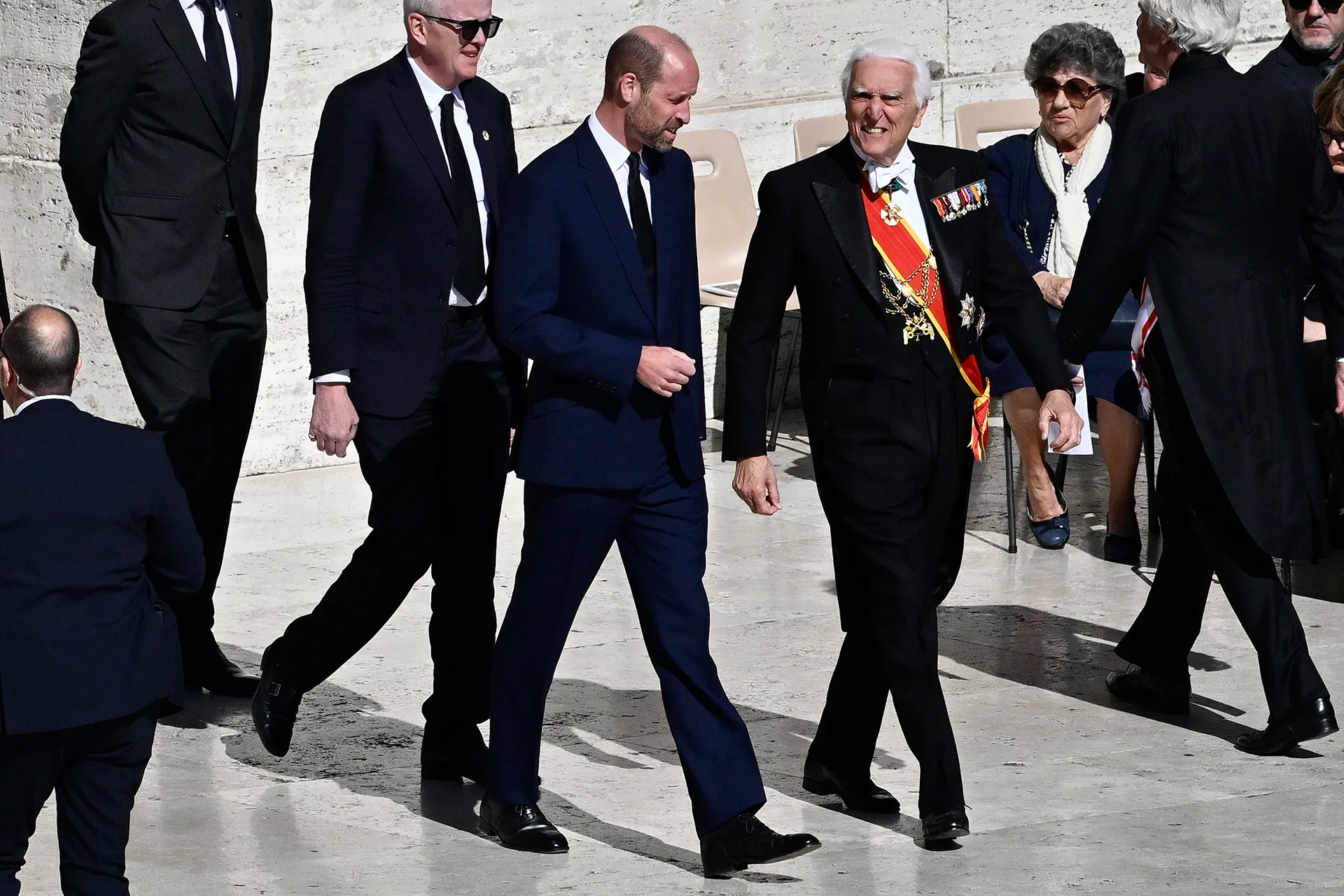 Prins William leder hyllningen vid påven Franciskus begravning i Vatikanen.