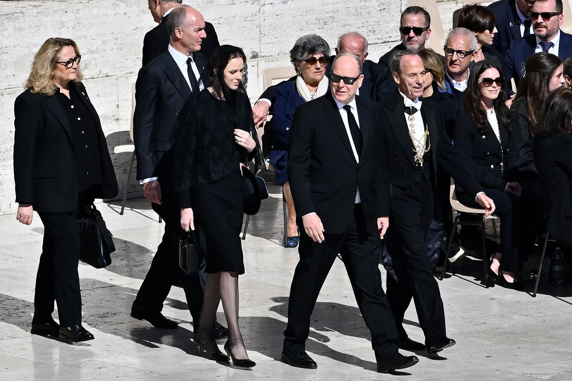 Prins William leder hyllningen vid påven Franciskus begravning i Vatikanen.