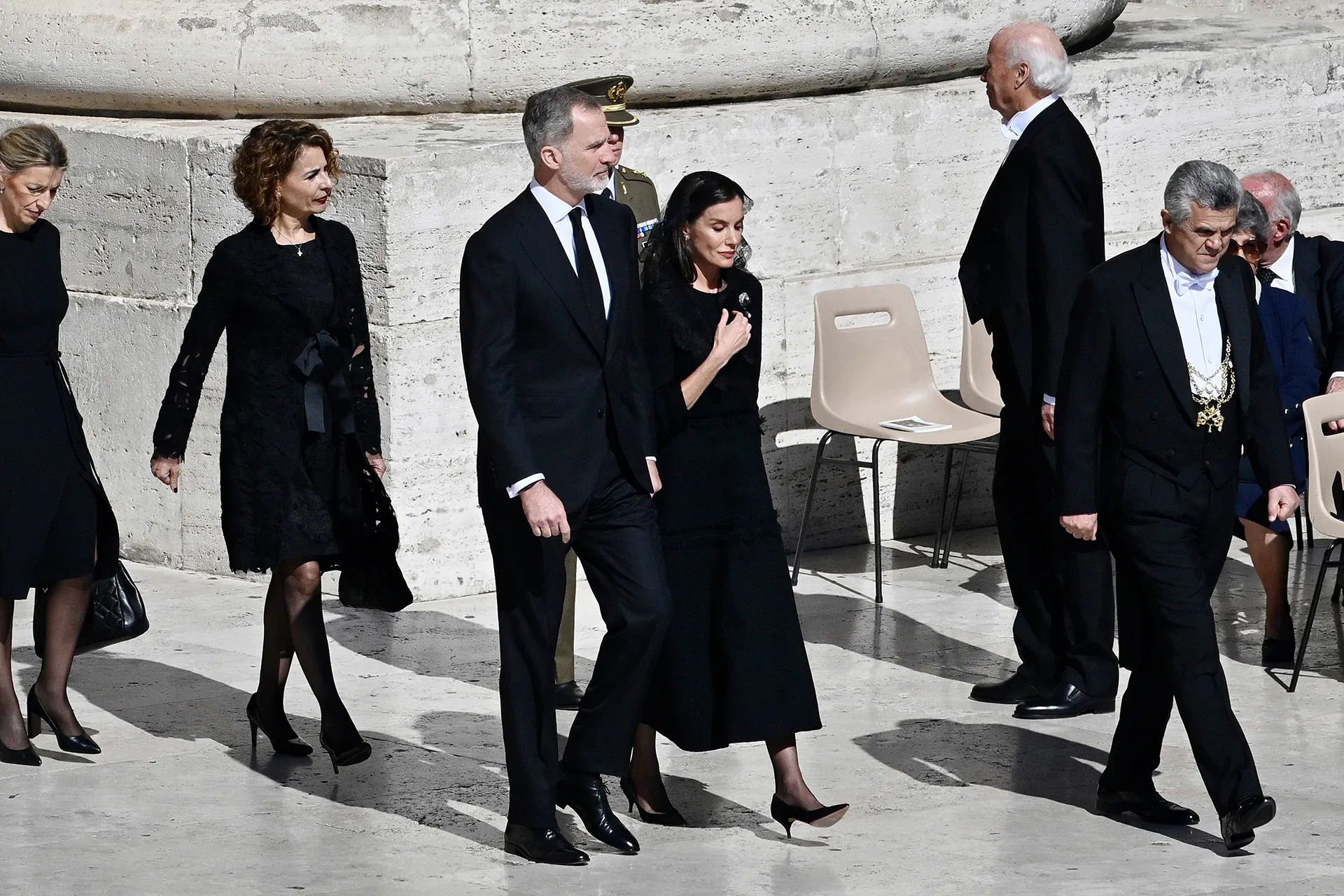 Prins William leder hyllningen vid påven Franciskus begravning i Vatikanen.