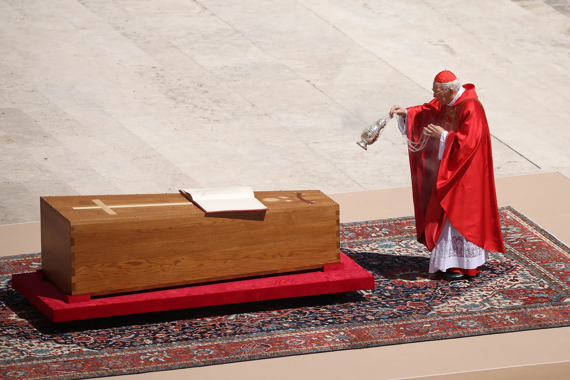 Prins William leder hyllningen vid påven Franciskus begravning i Vatikanen.