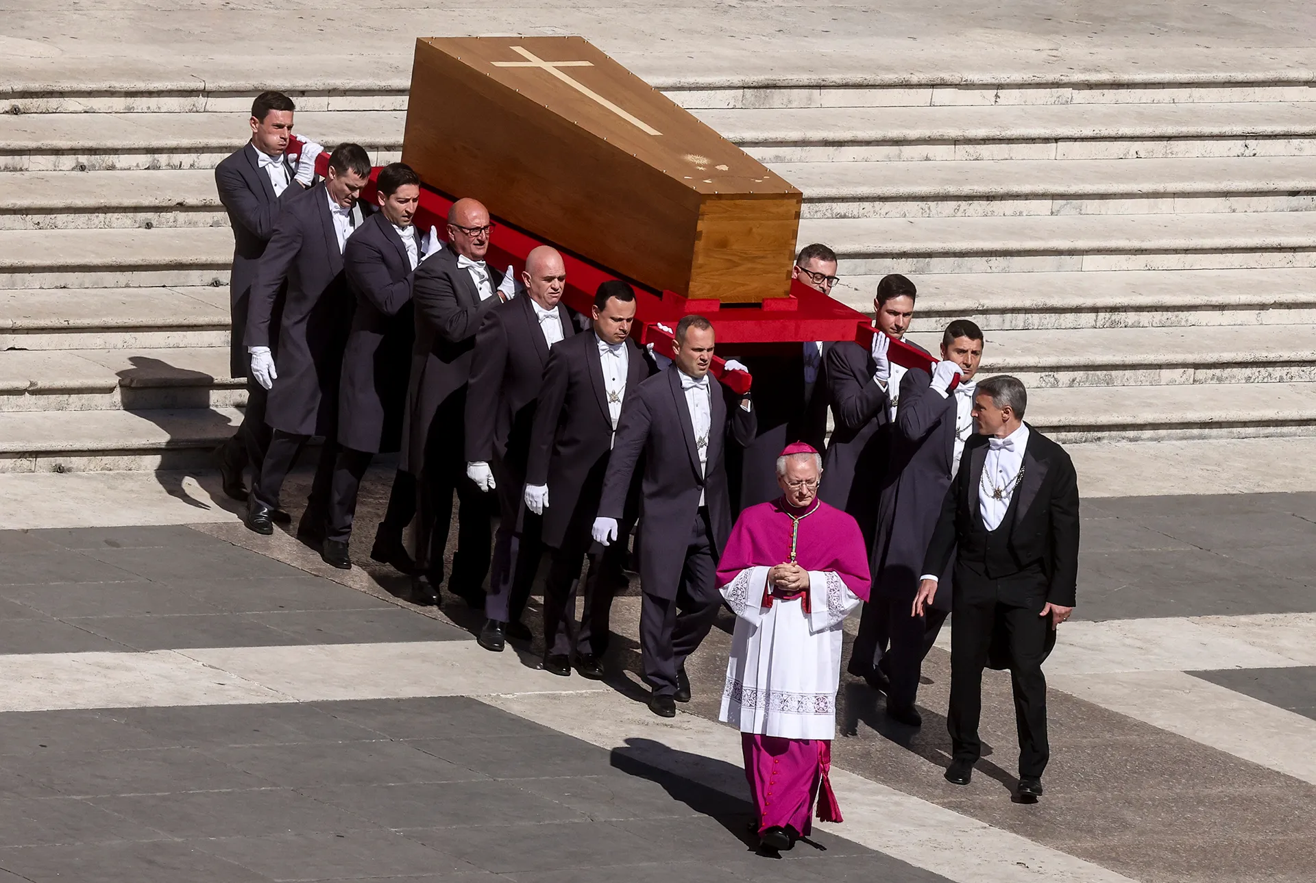 Prins William leder hyllningen vid påven Franciskus begravning i Vatikanen.