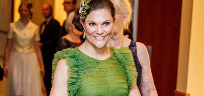 Kronprinsessan Victoria Plockar Skräp i Bromma