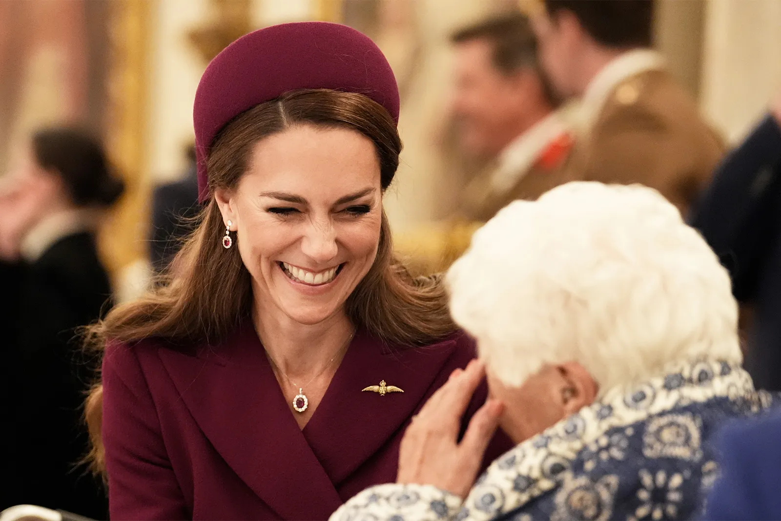 Kate Middleton hyllar familjens arv med rubinsmycken