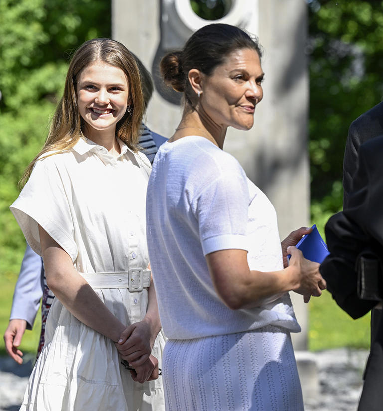 Prinsessan Estelle hyllas vid kungligt uppdrag
