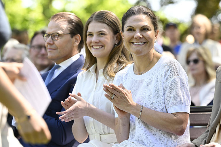 Prinsessan Estelle hyllas vid kungligt uppdrag