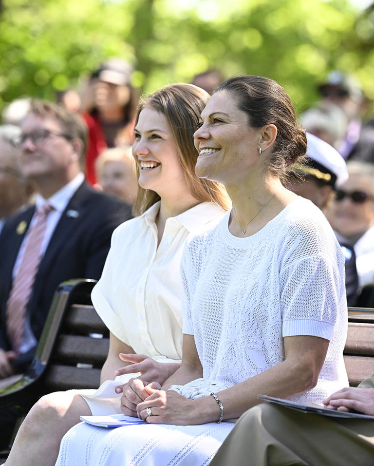 Prinsessan Estelle hyllas vid kungligt uppdrag