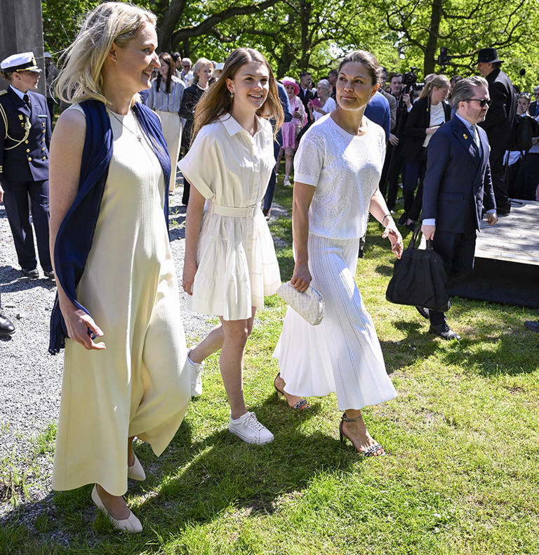 Prinsessan Estelle hyllas vid kungligt uppdrag