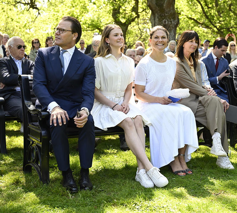 Prinsessan Estelle hyllas vid kungligt uppdrag