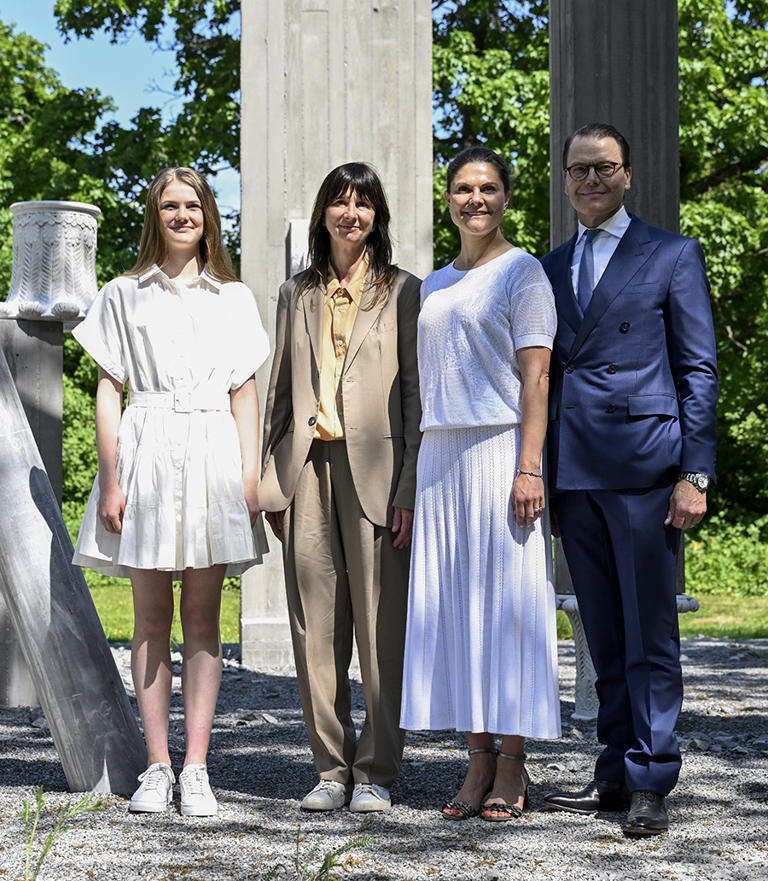 Prinsessan Estelle hyllas vid kungligt uppdrag