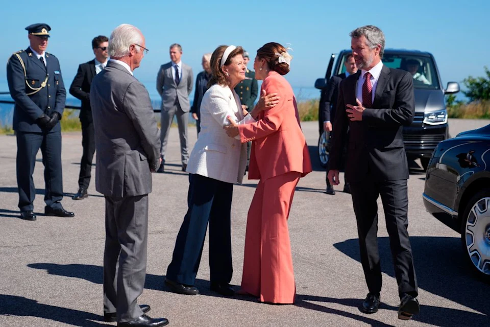 Frederik & Mary återförenas med svenska kungafamiljen